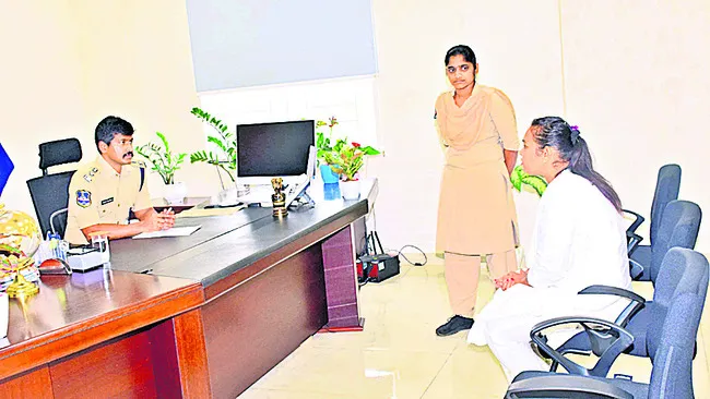 ఫిర్యాదులను సత్వరమే పరిష్కరించాలి