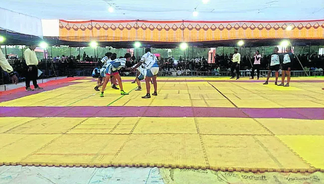 హోరాహోరీగా కబడ్డీ పోటీలు 