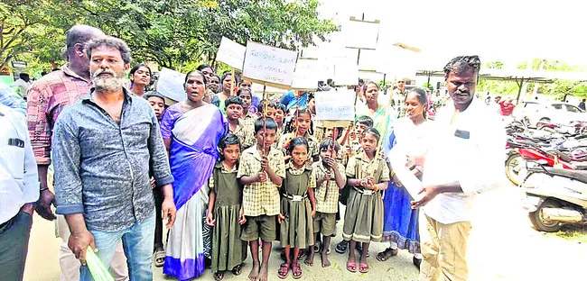 మా ఊరిలోనే పాఠశాల కొనసాగించాలి 
