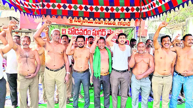 గోవాడ రైతుల అర్ధనగ్న ప్రదర్శన 