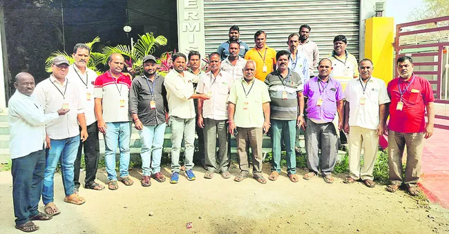 ఆటో డ్రైవర్లకు రూ.12 వేలు ఇవ్వాలి 