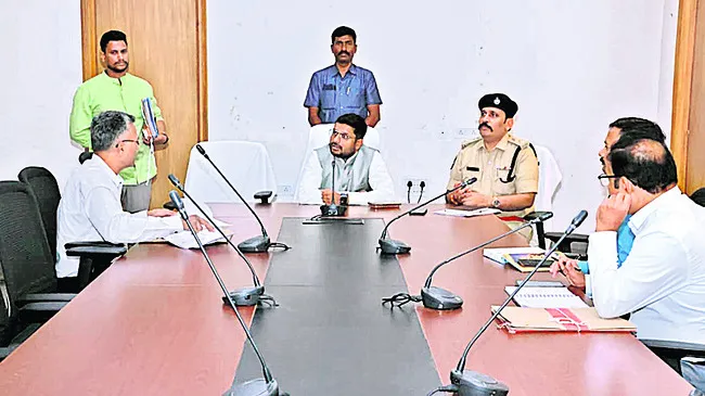 నీట్‌ పరీక్ష కేంద్రాల్లో పకడ్బందీగా వసతులు