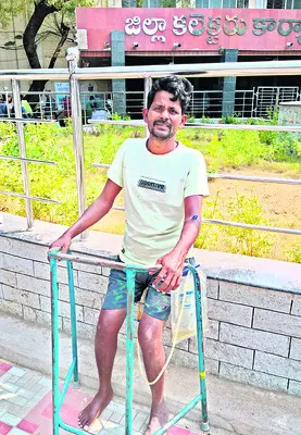 పింఛన్‌ ‘అడుగు’తున్నాం.. కరుణించండి!