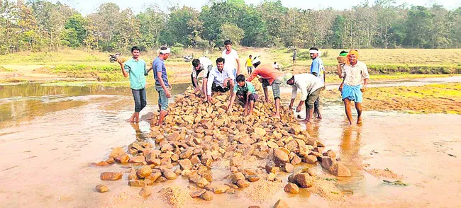 ఒక్కోరాయి పేర్చి.. రోడ్డుగా మార్చి..

