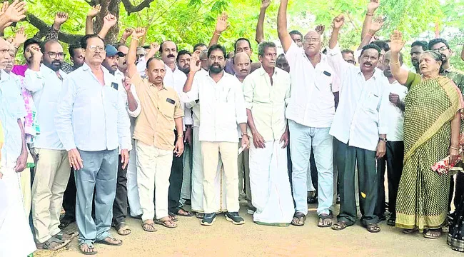 విమానాశ్రయ భూములకు రెట్టింపు పరిహారం ఇవ్వాలి 