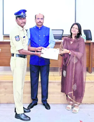 సైబర్‌ నేరాల్లో రీఫండ్‌లో ప్రతిభ చాటిన కానిస్టేబుల్స్‌ 