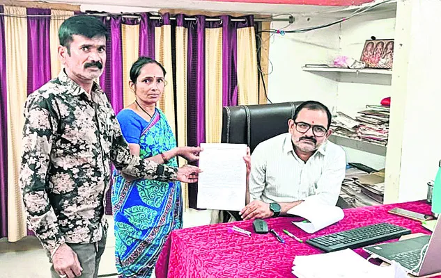 కుల బహిష్కరణ చేసిన వారిపై చర్యలు తీసుకోవాలి