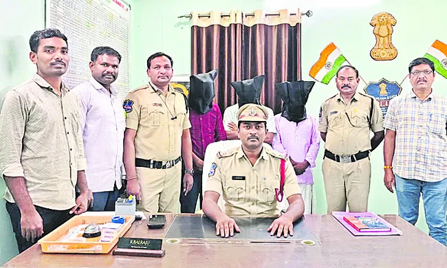 ముగ్గురు మోసగాళ్లు అరెస్టు 