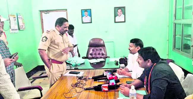 విఖ్యాత్‌రెడ్డి మెంబర్‌ షిప్‌ రద్దు : త్రిసభ్య కమిటీ సభ