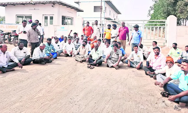 లోకల్‌ లారీలకు లోడింగ్‌ ఇవ్వాలి