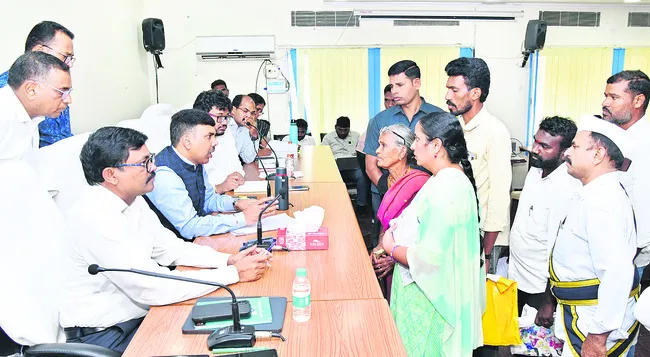 గోడు వినండి.. గోస తీర్చండి