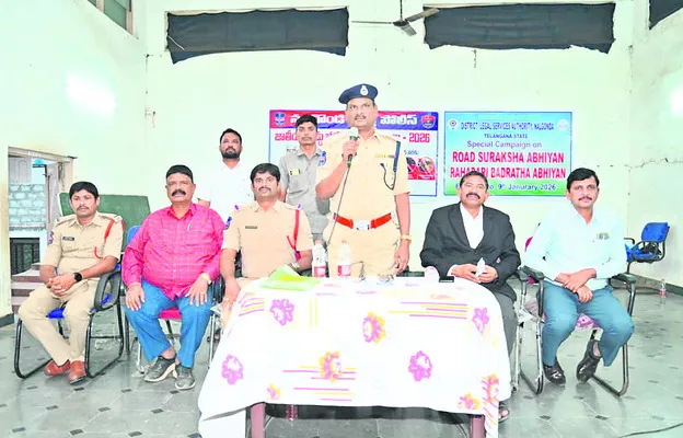 రోడ్డు భద్రతా నియమాలపై అవగాహన