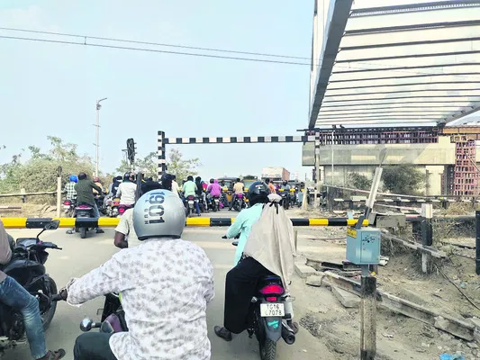 మొరాయించిన  మాధవనగర్‌ రైల్వేగేటు  