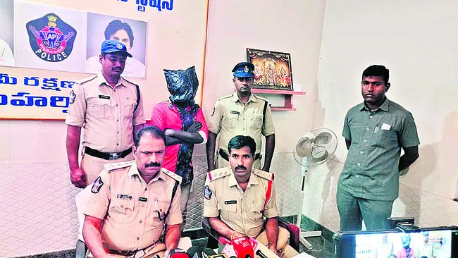 కీచక తండ్రి అరెస్ట్‌ 
