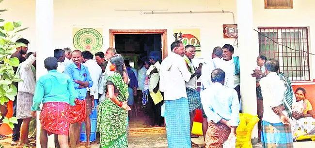 యూరియా కోసం పడిగాపులు