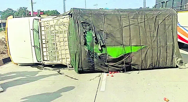 మిట్టపల్లెలో బొలెరో బోల్తా 
