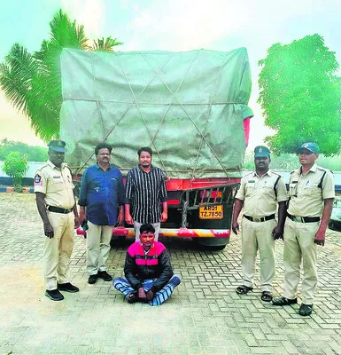 400 బస్తాల రేషన్‌ బియ్యం స్వాధీనం 