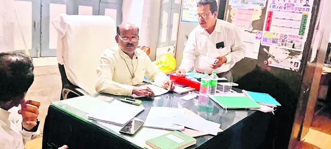 హెచ్‌ఎం అక్రమాలపై   డీఈఓ విచారణ