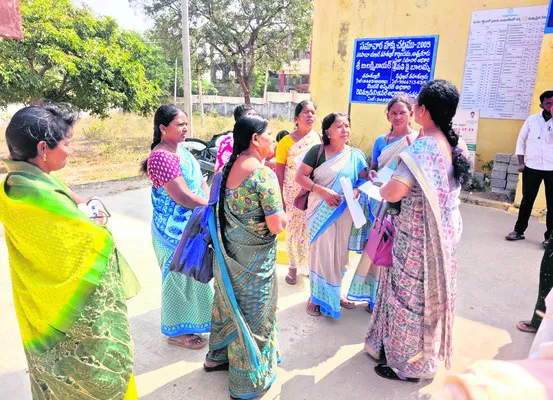 జిల్లా అంతటా సోమవారం ఉష్ణోగ్రతలు తగ్గాయి. చలి వాతావరణం 