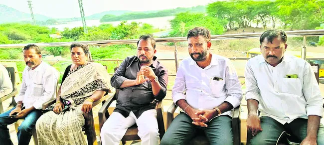 రైతుల సమస్యలు పట్టని ఎమ్మెల్యే 