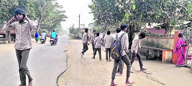 ● బూట్లు వేయలేదని టెన్త్‌ విద్యార్థుల గెంటివేత 