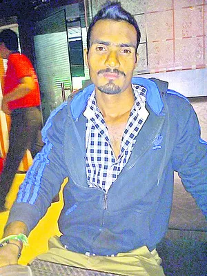 రోడ్డు ప్రమాదంలో యువకుడు మృతి 