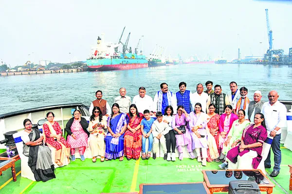 పోర్ట్‌లో పార్లమెంటరీ రైల్వే స్టాండింగ్‌ కమిటీ 