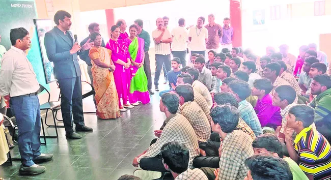 చదువులో రాణిస్తేనే మంచి భవిష్యత్తు