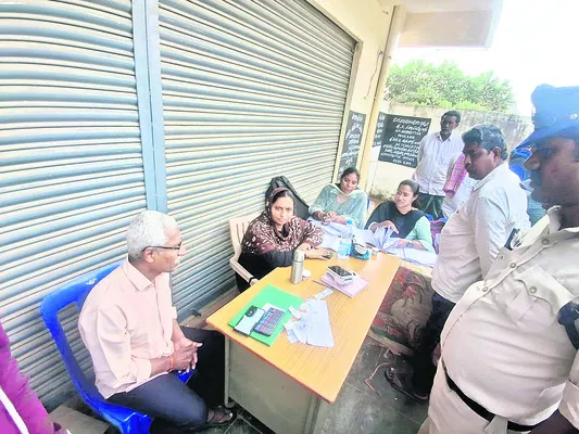 రోడ్డు భద్రత  నియమాలు పాటించాలి