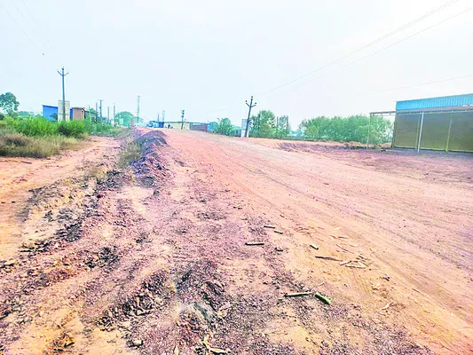 వంతెన వేశారు.. రోడ్డు మరిచారు 