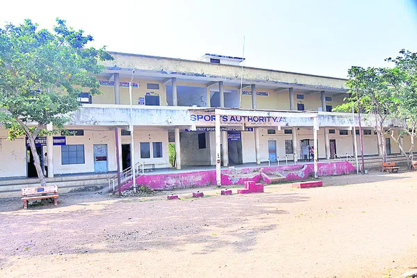 కోచ్‌లు లేని క్రీ‘డల్‌’!