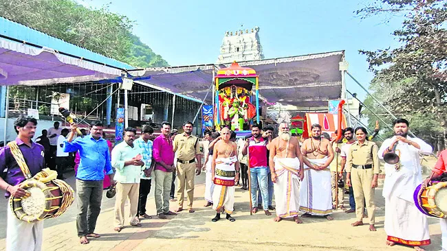 ఆంజనేయ వాహనంపై ఆపద్బాంధవుడు
