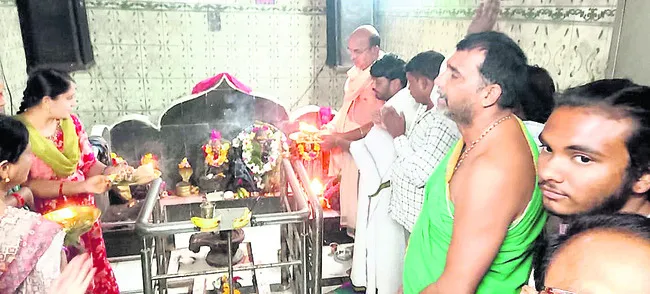 వినాయకుడికి  ఘనంగా పూజలు
