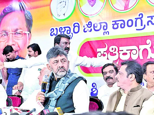 ఎక్కడైనా బ్యానర్‌ కట్టవచ్చు