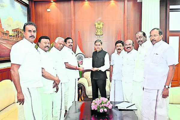 రూ.4 లక్షల కోట్లు దోచేశారు!