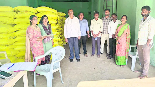 యూరియా కొరత లేకుండా నిల్వలు