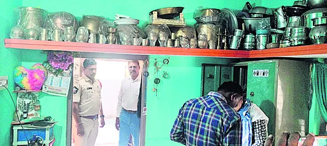 ఎం.కె వల్లాపురంలో బంగారం, వెండి చోరీ 