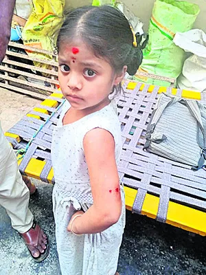 కోతి దాడిలో ఇద్దరు విద్యార్థినులకు గాయాలు 