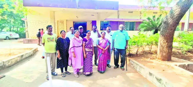 ఆర్డీఓ కార్యాలయ ఫర్నిచర్‌ జప్తు చేయండి