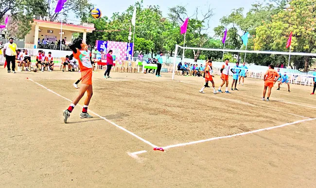 హోరాహోరీగా వాలీబాల్‌ పోటీలు