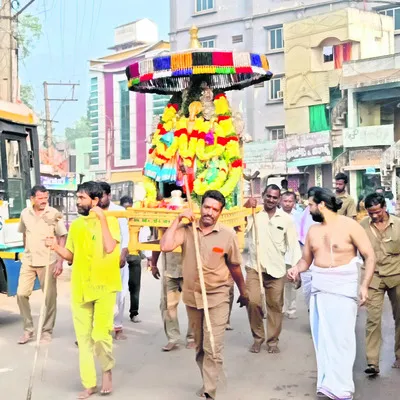 వైభవంగా శ్రీవారి తిరువీధి సేవ 