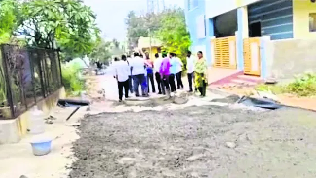 అభివృద్ధి పనులకు అడ్డంకులు 