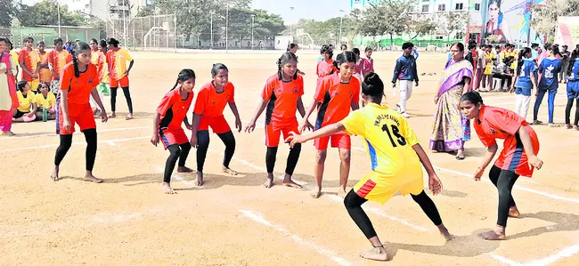 చదువుతో పాటు ఆటల్లో ప్రతిభ చాటాలి