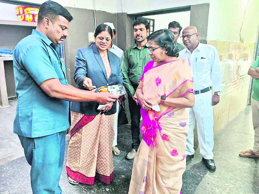 జైలులో ఖైదీలుసత్ప్రవర్తనతో మెలగాలి 
