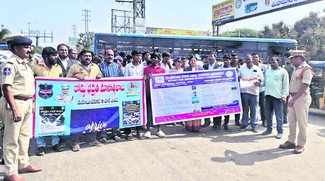 హెల్మెట్‌ లేకుంటే పెట్రోల్‌ పోయొద్దు 