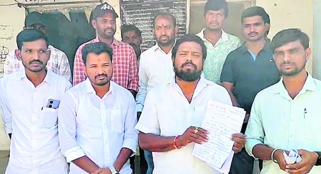 ఆమెకు ఎస్టీ సర్టిఫికెట్‌ ఎలా ఇచ్చారు..