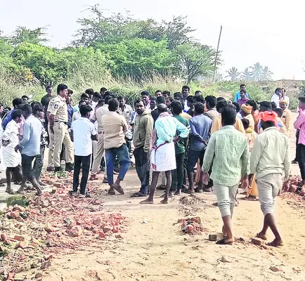 ఇసుక తరలింపును అడ్డుకున్న గ్రామస్తులు 