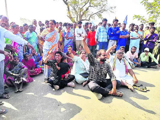 నోటీసులు ఇవ్వకుండా కూల్చుతారా? 