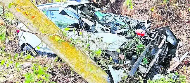 చెట్టును ఢీకొన్న కారు 