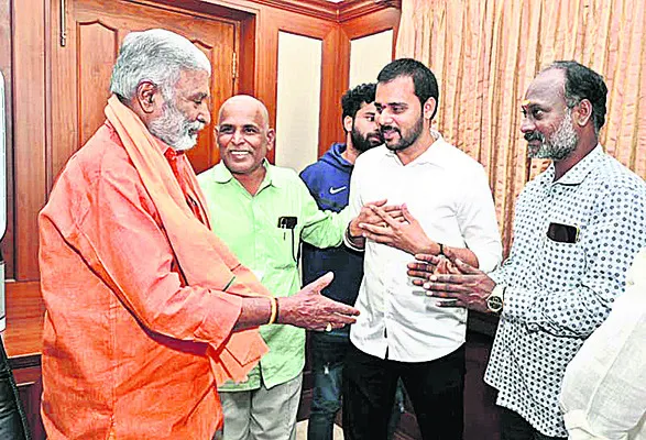 అక్రమ కేసులకు భయ పడొద్దు 